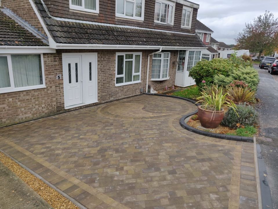 Posts_by_Brett's tweet photo. "We feel this driveway shows perfectly how a little bit of flair and imagination can truly transform the entrance to your home into something stunning" - Mannmade Drives &amp; Designs Ltd We couldn't agree more, we love seeing creative driveway transformations!👏 #brettapproved https://t.co/Hi1pUlDa4p