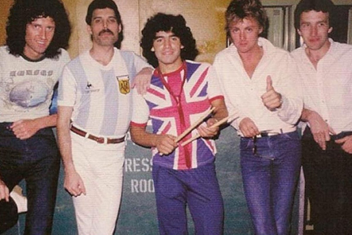 anglovision's tweet photo. Los ingleses nos dieron el #futbol, los argentinos nos dieron a Diego Maradona. Genio y figura RIP.
#Maradona #Maradona10 #MaradonaEterno
#AnglovisionTours #ExperienciasUnicas #MadeInBritain https://t.co/QULYVM9ytd