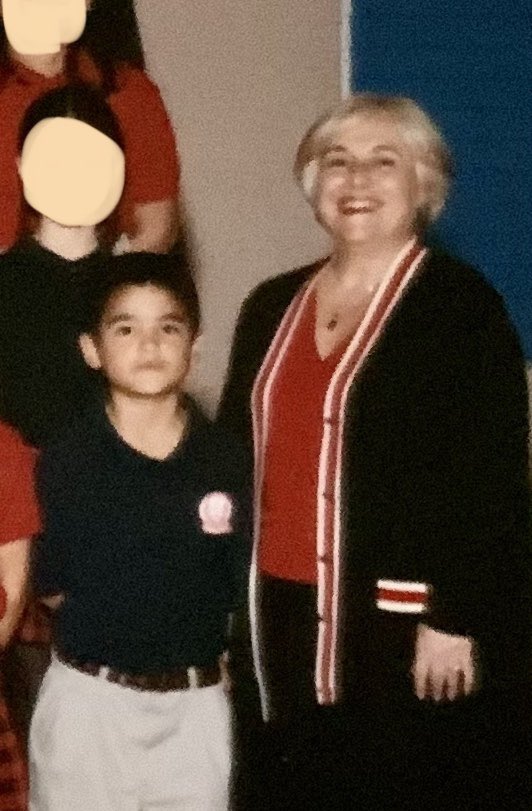 THREAD: Here’s an inspiring story for your Thanksgiving morning... with a big surprise ending! We start with an undocumented immigrant from Colombia who entered the US when he was just four years old, Santiago Potes. Here he is in elementary school. That woman next to him?