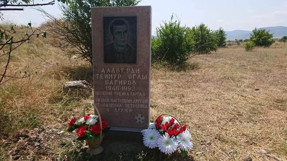 Allahverdi Bağırovun qәbrinin maraqlı hekayәsi var. Digәr qәbirlәri dağıtsalar da, bu qәbri, deyilәnә görә, Razmik adlı bir qoruyub. Dost olmuşuq deyib, imkan vermәyib. Hәtta başdaşı da düzәldiblәrmiş. O dağıdılıb sonra.