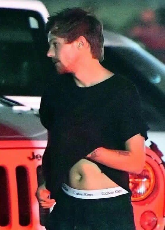 Louis Tomlinson’s tummy; an appreciation thread.