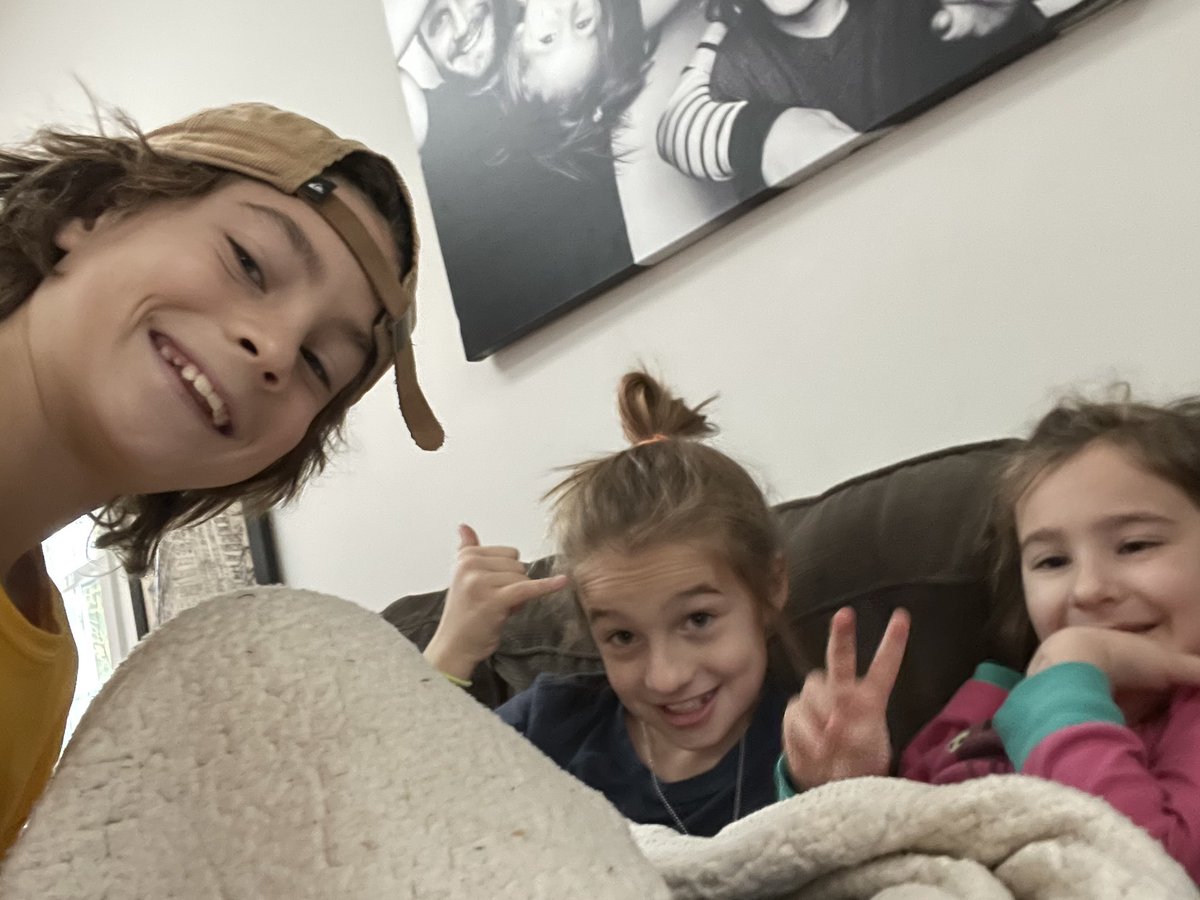 Happy Thanksgiving! We’re loving the #macysparade #VerizonLive