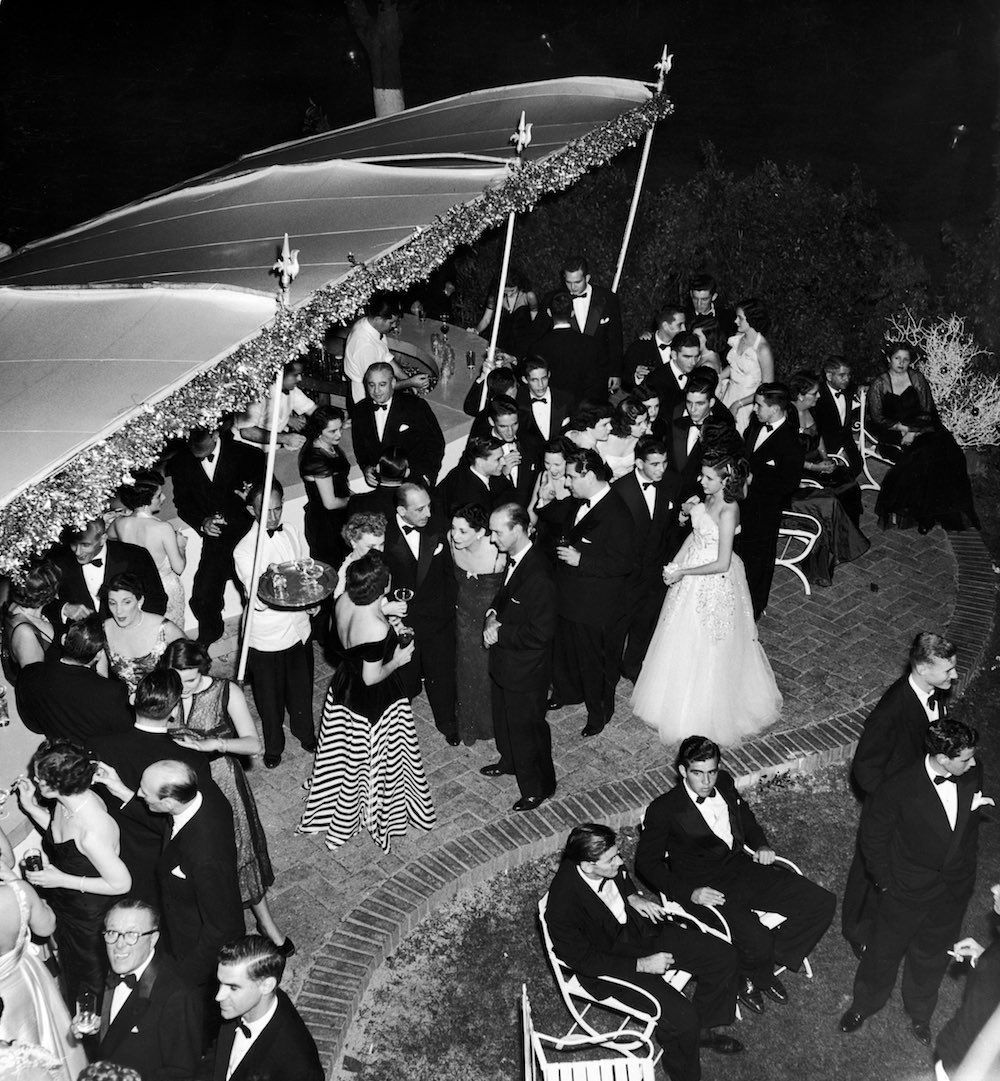 Since the late 40's, Cuba enjoyed incredible amounts of revenue from tourism coming from both Europe and mainly the US. By 1950, Cuba had become an literal Island-Hotel with all the most pompous luxury Hotels, Resorts and Casinos.