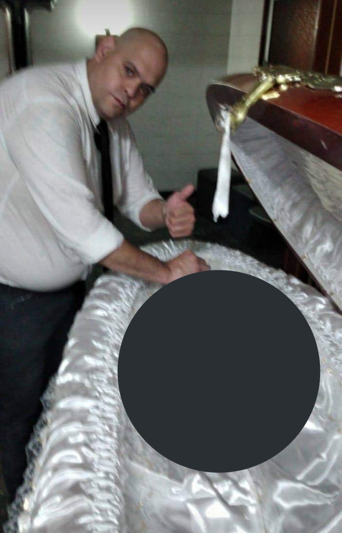 AugustoCoudann2's tweet photo. Condena social para Diego Molina y 2 trabajadores de la funeraria Pinier, se sacaron fotos al lado de Maradona con el ataúd abierto, que no salgan más a la calle estos hijos de puta y les caiga todo el peso de la ley https://t.co/Jj0zXbpTIz