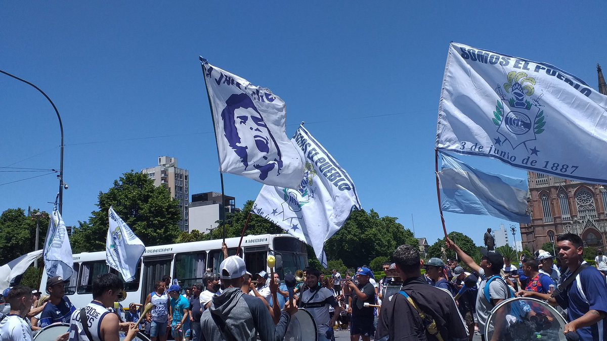 AlertasTransito's tweet photo. #Ad1os #maradona10
Informan que 35 colectivos con hinchas de Gimnasia y Esgrima de La Plata están pasando por el peaje de Hudson de la #AuBsAsLaPlata rumbo a Casa Rosada.
Comienzan a planear el traslado de #Maradona en helicóptero hasta Bella Vista
#AlertasTransito https://t.co/9Jim2nLhKr