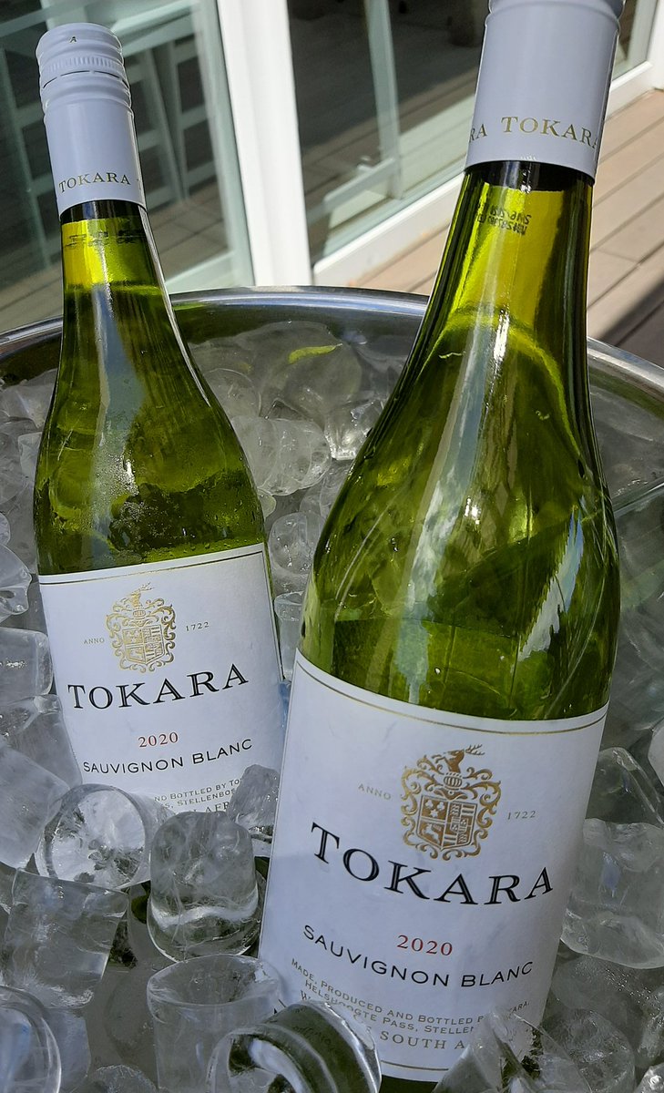 livingitupct's tweet photo. This is how we do Thursdays at @TOKARAestate. An exceptional Extra Virgin Olive Oil tasting with Master #EVOO Maker Gert van Dyk, followed by a sumptuous 3-course al fresco lunch with breathtaking views 😍 Such a special day. #WorldOliveTreeDay #TokaraOliveOil #IntOliveTreeDay https://t.co/tH8qhVtb2b