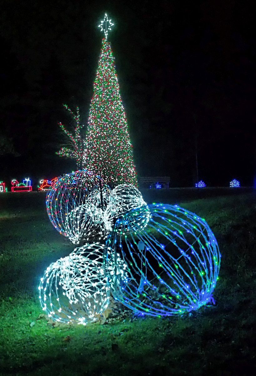 MyEyesPhoto's tweet photo. Happy Thanksgiving! Wonderland of Lights Drive-Through now – Jan. 3, Wednesdays – Sundays, 5pm – 9pm. Admission is only $5 per person and FREE for the little ones ages 2 and younger at the gate only. @realracine @RacineandMe @RacineZoo 
Learn more! https://t.co/nBVdzRv0vV https://t.co/TO6RQMb75E