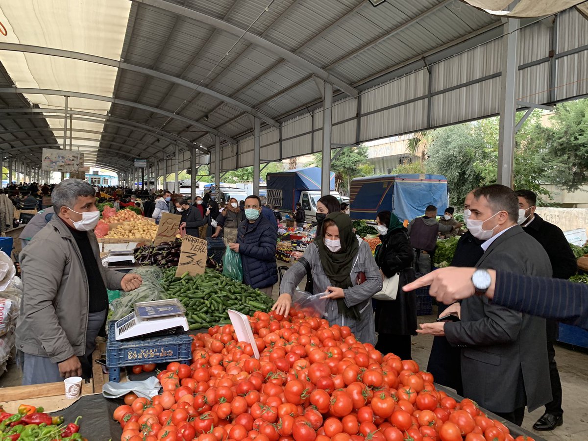 <a href="/TC_icisleri/">T.C. İçişleri Bakanlığı</a> ‘nın talimatlarıyla kaymakamımız Sn. <a href="/metin_esen/">metinesen</a> ilçemizdeki pazarlarda denetimlere katılarak;
😷 Maske 
↔️ Mesafe 
🧼 Temizlik
Kurallarına uyum konusunda vatandaşı bilgilendirdi. 
<a href="/drfahrettinkoca/">Dr. Fahrettin Koca</a> <a href="/RTErdogan/">Recep Tayyip Erdoğan</a>