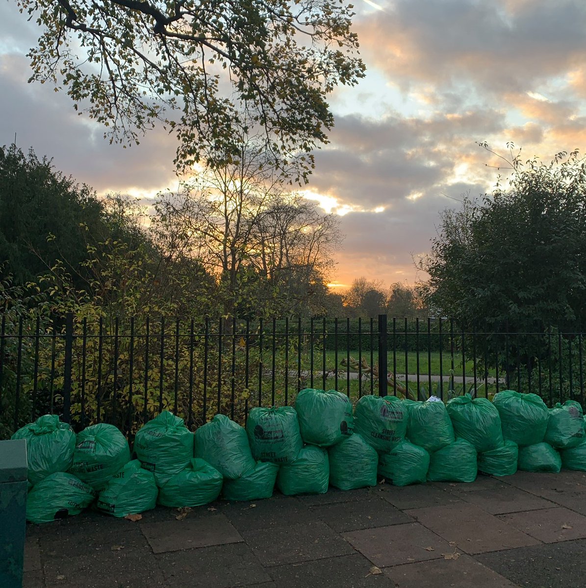 We still have spaces left for volunteering tomorrow, why not join us? We'll be meeting <a href="/CanLager/">LAGER Can</a>  (Litter Action Group for Ealing Residents) to help clear up Elthorne Park. Click for more info &amp; to sign up
uwl.london/LagerCan

<a href="/uwl_su/">UWLSU</a> <a href="/UniWestLondon/">University of West London</a>
#loveuwl