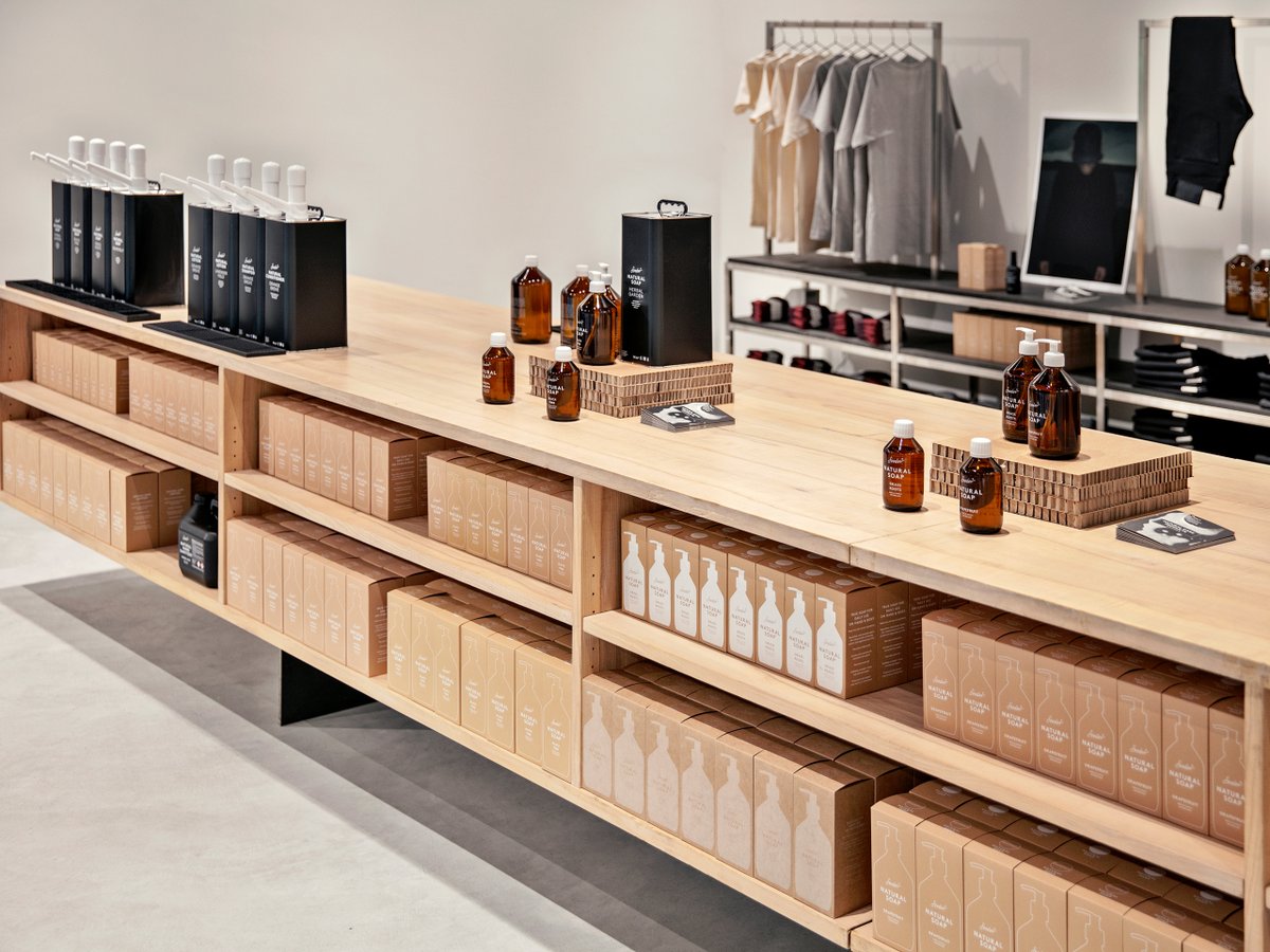 zrh_airport's tweet photo. New at the Circle for everyone excited about sustainability: Soeder offers natural cosmetics and fair-trade clothing. Discover the Swiss herbal natural hand disinfectant.
#circleopening #circleflughafenzürich #circlezurichairport #circlenowopen https://t.co/Yo0wGynjuD