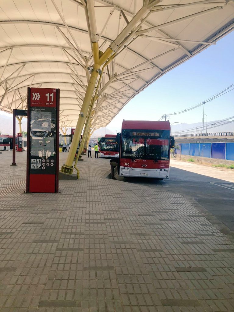FernandoSakaH's tweet photo. Visitamos junto a la Ministra @GloriaHutt la Estación Intermodal Los Libertadores q operará desde este sábado brindando seguridad y comodidad a los vecinos de la zona norte que conectan con la #L3 de @metrodesantiago.
Seguimos trabajando por un #MejorTransporte en Santiago 🚌🚇🚊 https://t.co/SKMNQdXj8r