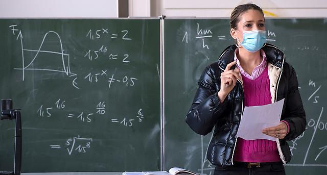 Dt_Aerzteblatt's tweet photo. Lehrer fühlen sich durch Coronakrise belastet:  Berlin – Die große Mehrheit der Lehrer empfindet einer Umfrage zufolge ihren Job in der Coronakrise als belastender als vorher. 84 Prozent gaben in einer Befragung der DAK… https://t.co/j184bhk1Tg #Lehrer #COVID19 #Corona https://t.co/Y9enneQWsG