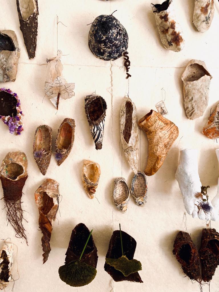 Yesterday we visited the studio of the artist <a href="/CynthiaFusillo/">Cynthia Fusillo</a> and #sneakpeek her work.
Shoes made with paper, earth, flowers and poem.