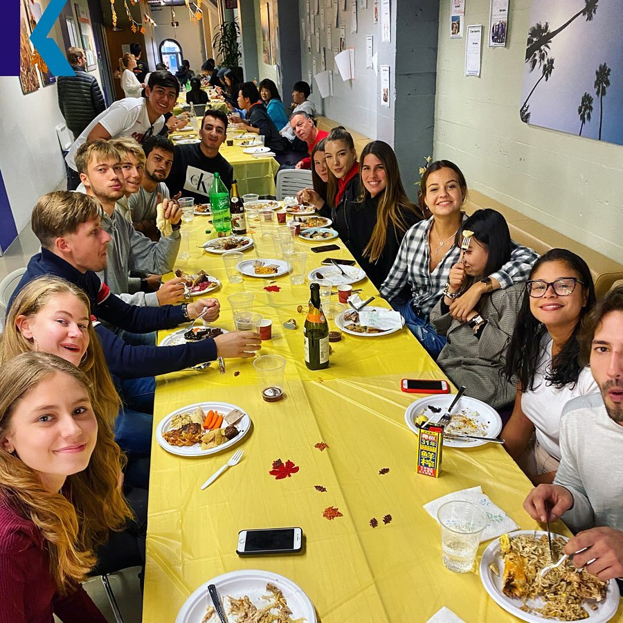 KaplanFrance's tweet photo. #ThrowbackThursday - Thanksgiving
Qu'on soit clairs, #Thanksgiving ça reste avant tout une histoire de nourriture... Mais c'est aussi une belle occasion de se focaliser sur le positif. Cette année, on en a bien besoin !
What are you grateful for? 😊
📸 @kaplansantabarbara https://t.co/TOVKC5zKRX