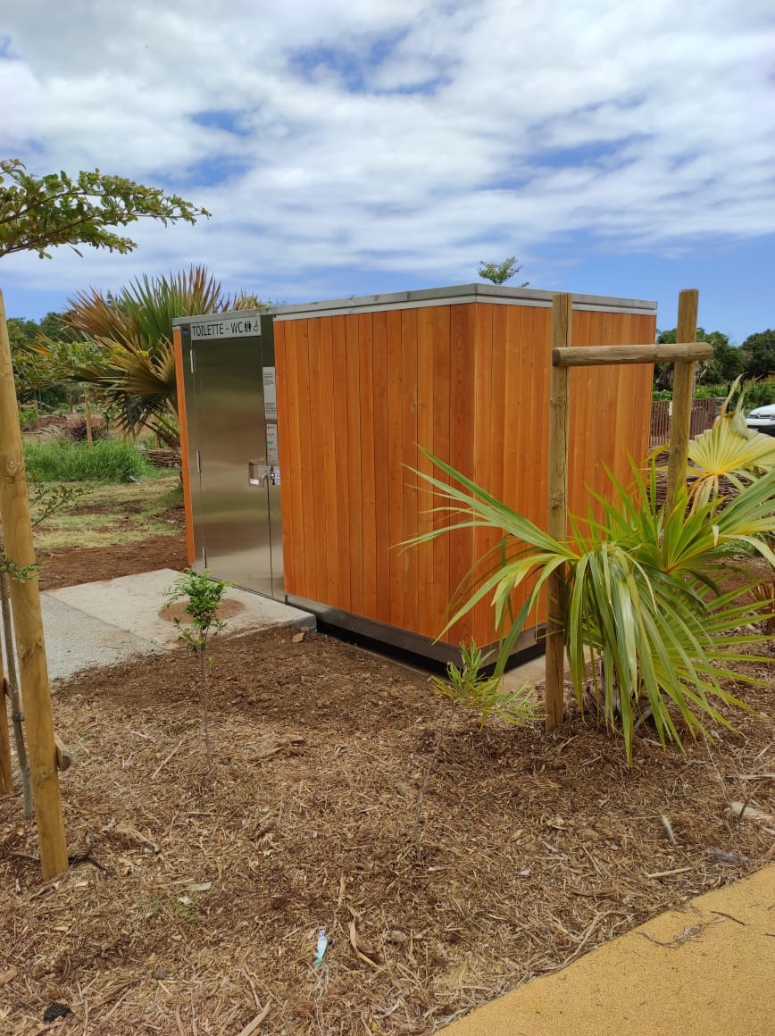 lorkesystems's tweet photo. Instalada en la isla de Reunión la primera cabina se autolimpiable Lorke M02 con acabado exterior en madera. #wc #aseo https://t.co/KI95wF56yM