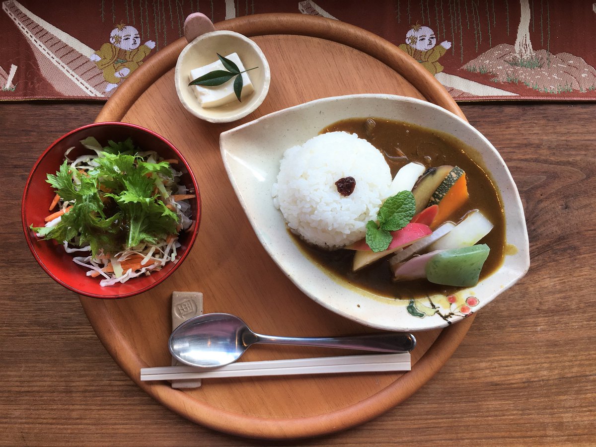 こねこ 京都 嵐山で京やさいカレーランチ 京野菜は瑞々しくてシャキシャキ ルーは優しい味わいで 京野菜の味を引き立てるためなんだろうなぁと感じます 食後のコーヒーはお茶菓子付 のんびりくつろげる雰囲気で 器や店内の内装にこだわりを感じる