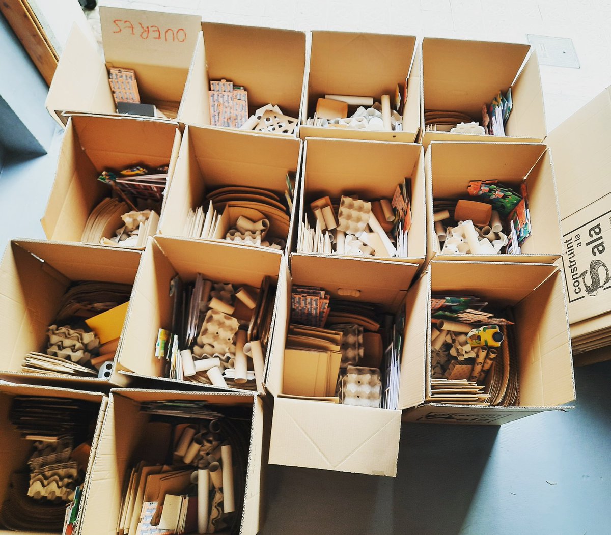 14 caixes per als primers grups! Plenes de murs, taulades i finestres🏠 #CalaS2020 #Construintalesescoles 🌟