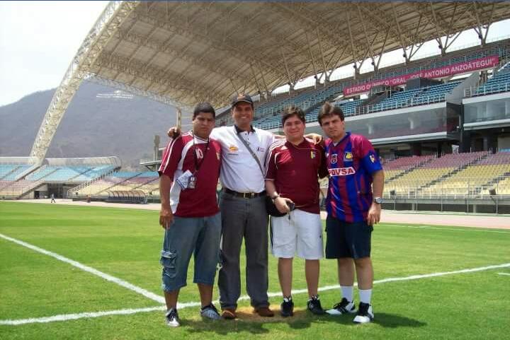 GilbertoXP's tweet photo. #TBT Por allá en 2010 cubriendo a la selección nacional en el JAA de Puerto La Cruz  con @Arfariasfutbol @simonfigueroa28  #MarioPolo https://t.co/nNX12Nk67E