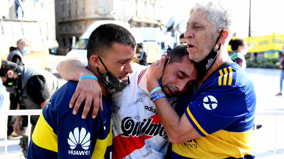 rialjorge's tweet photo. Esto resume todo. El odio no entra por ningún lado. #DiegoEterno https://t.co/Vy9Kr25VxQ