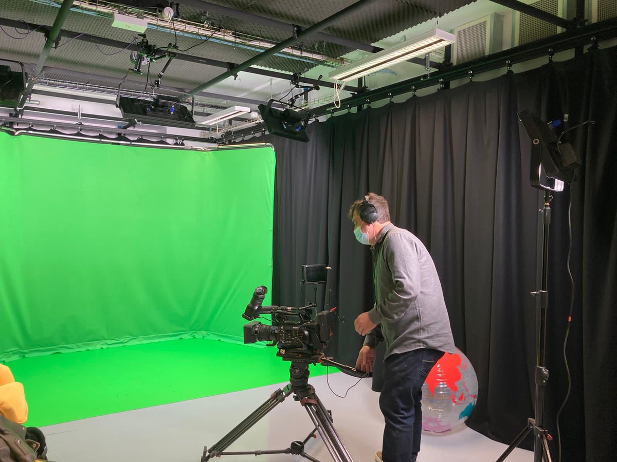 yr_egin's tweet photo. Green screen in action again today, this time with πΌ#ABCOpera π΅π¬#carmarthen #GreenScreen https://t.co/Rtf0F62Wjg