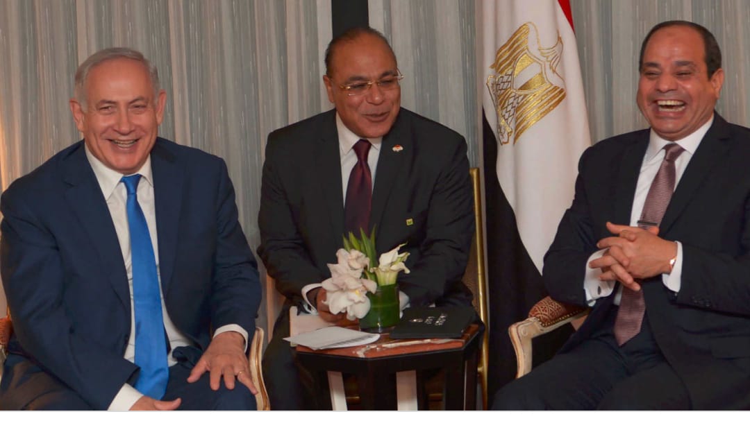 EdyCohen's tweet photo. بلاغ  عاجل الى  النائب العام المصرى، بخصوص الرئيس عبد الفتاح السيسي، فهو يظهر في الصورة أثناء أجتماع مع رئيس الوزراء الإسرائيلي بنيامين نتنياهو(كبير الصهيانة) وتظهر علي وجهه علامات السعادة والفرح، إذا كان رب البيت مطبع فلماذا تلوموا #محمد_رمضان النمبر وان.
@mrpresident37 https://t.co/lYWORNhInC