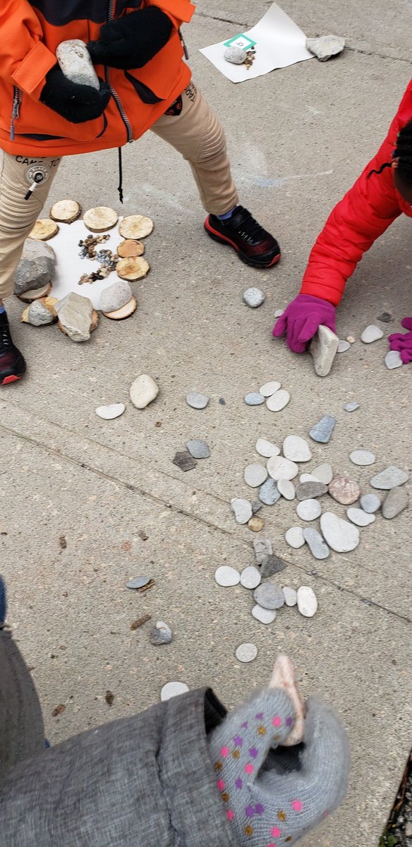 msc_fdkrocks's tweet photo. This week the children enjoyed building letters with stones and wood cookies. Some made structures and patterns. @qvhwdsb @krista_cane #kindergartenrocks #literacyfun #literacyoutdoors #naturalmaterials 💖 https://t.co/G2EJ3ZZYzi
