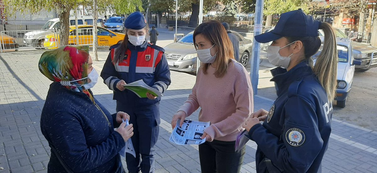 Cerkeskaymakam's tweet photo. Kadına yönelik şiddetle mücadelede ilcemizin dört bir yanında; Polis,Jandarma ve Sağlık Çalışanları tarafından Kadın Acil Destek İhbar Sistemi (KADES) hakkında bilgilendirme çalışmaları yapıldı. https://t.co/xBUdnsbKVh
