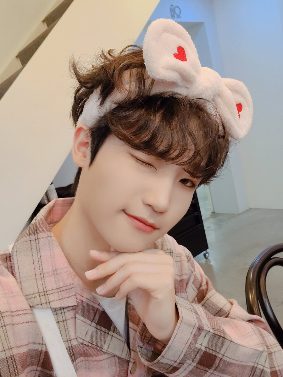 24Kplus_members's tweet photo. [#임찬] 여러분~ 아까 올라간 커버 영상은 보셨나요? 이번에도 열심히 준비한만큼 재밌게 봐주셨으면 좋겠어요!🥰

#24K #투포케이 #임찬 #Imchan #귀찬 #그리고 #내일 #K콘텐츠전시회 #공카 #스케줄표 #확인 #고고 https://t.co/srNaWrvzHS