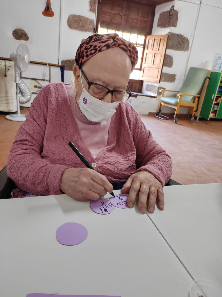Resi_Casillas's tweet photo. En el día de ayer #25N #DiaContraViolenciaGenero los y las mayores de la Residencia Casillas del Ángel, gestionada por @Clece_ para mostrar su apoyo por #unavidasinviolencia una vida con respeto #juntoaticontralaviolencia #portipormiporellas https://t.co/JtxboJrN3s
