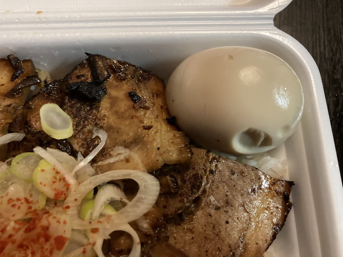 iwao_kanazawa's tweet photo. ちゃーめし あうる
肉のせすぎちゃーめし(大) ¥1150
#ちゃーめしあうる #テイクアウト #テイクアウト専門店 #ちゃーめし #肉のせすぎちゃーめし #チャーシュー #味玉 #チャーシューご飯 #東京 #蓮根 #owl #takeout #tokyo #hasune https://t.co/Qnmq0JasIK