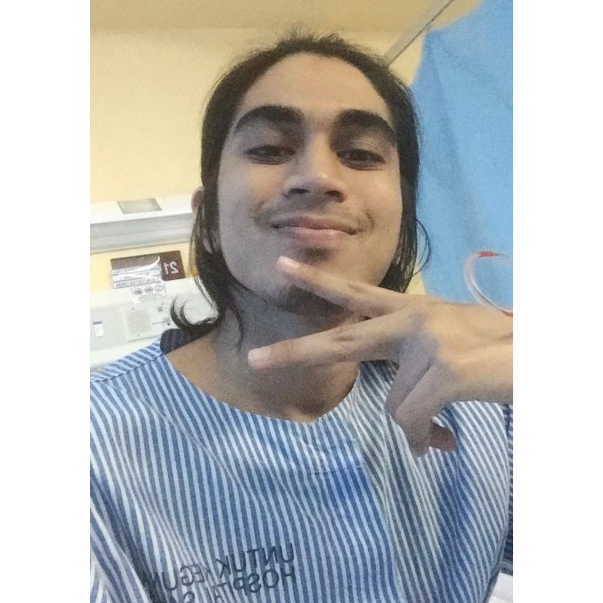 Hi everyone, this is Hakeem. He’s 24 and he is currently fighting to be free from cancer. He’s diagnosed with Stage 4 colon adenocarcinoma with liver, lung and paraaortic lymph node metastasis. Please help me RT and keep him in your prayers! 