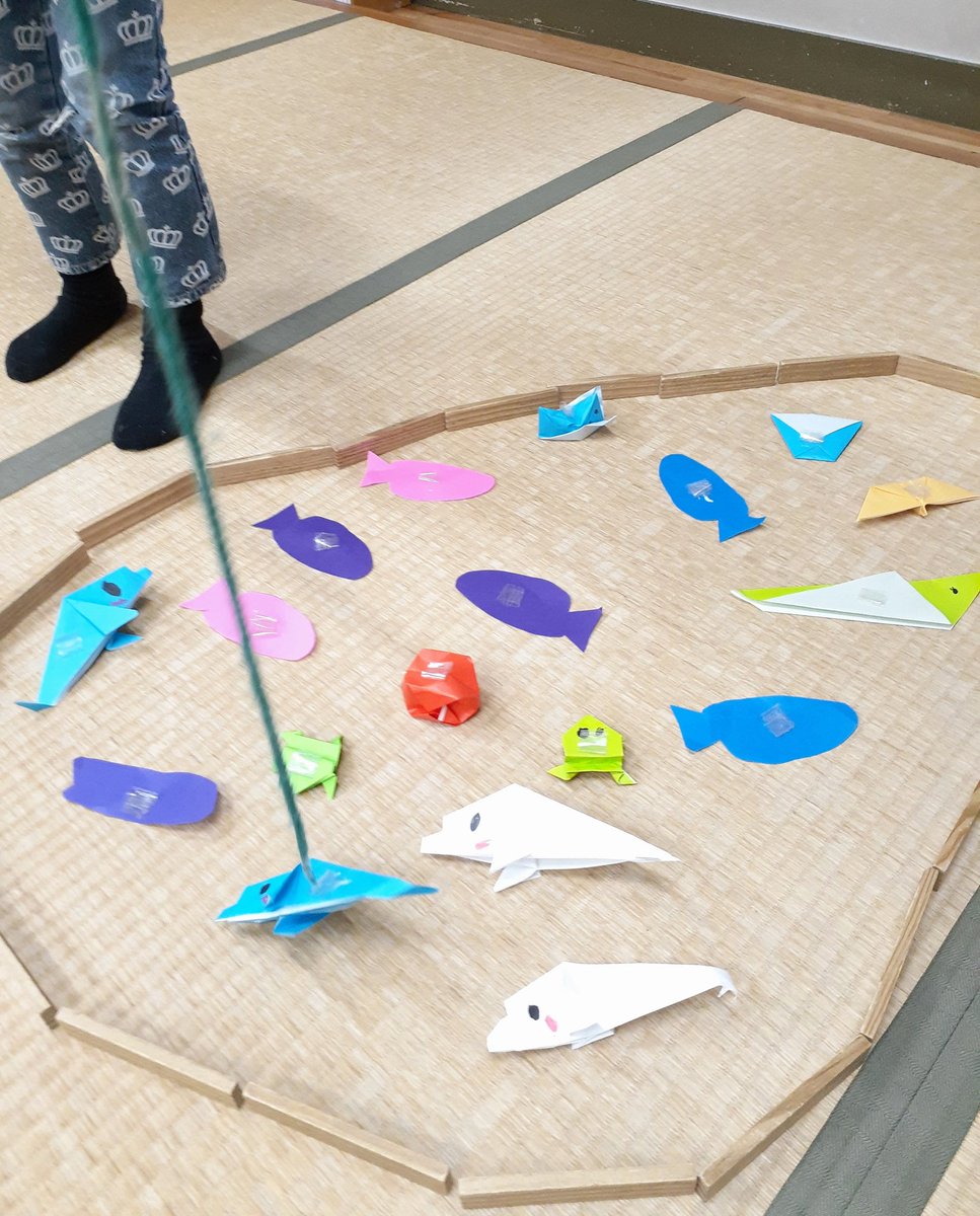 aiueokaki_kuu's tweet photo. @origamikafalar Origami fishing🐬🐟🐠🐸
#origami #origamifish 
#origamifishing #dolphin
#frog https://t.co/ePx2hLRZTk