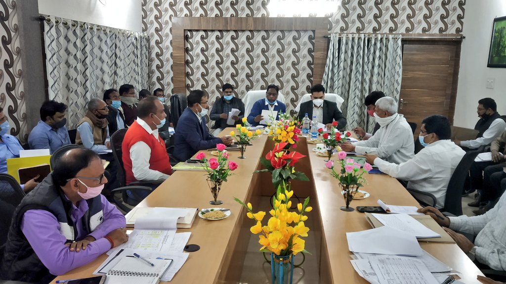 सूबे के ग्रामीण विकास मंत्री सह स्थानीय विधायक आलमगीर आलम ने गुरुवार शाम पाकुड़ परिसदन में जिले के वरीय पदाधिकारियों के साथ बैठक की।जिले में संचालित विकास योजनाओं की प्रगति की जानकारी ली और जरूरी दिशा निर्देश दिया।
<a href="/JharkhandCMO/">Office of Chief Minister, Jharkhand</a> 
<a href="/prdjharkhand/">IPRD Jharkhand</a>