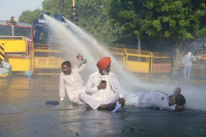 कोई जाकर के कह दे ये संसद के गलियारों से, हम किसान हैं डरते नहीं हम पानी की बौछारों से !  #FarmersProtest