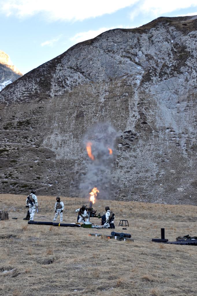 armeedeTerre's tweet image. #Cerces2020 🏔️ Quand les troupes et les blindés opèrent au cœur des massifs, les artilleurs du #93RAM appuient la manœuvre.

Guidés par un observateur, leurs tirs indirects de mortier peuvent frapper une cible à plusieurs km derrière la montagne 🎯💥
#PrépaOps #NotreDéfense