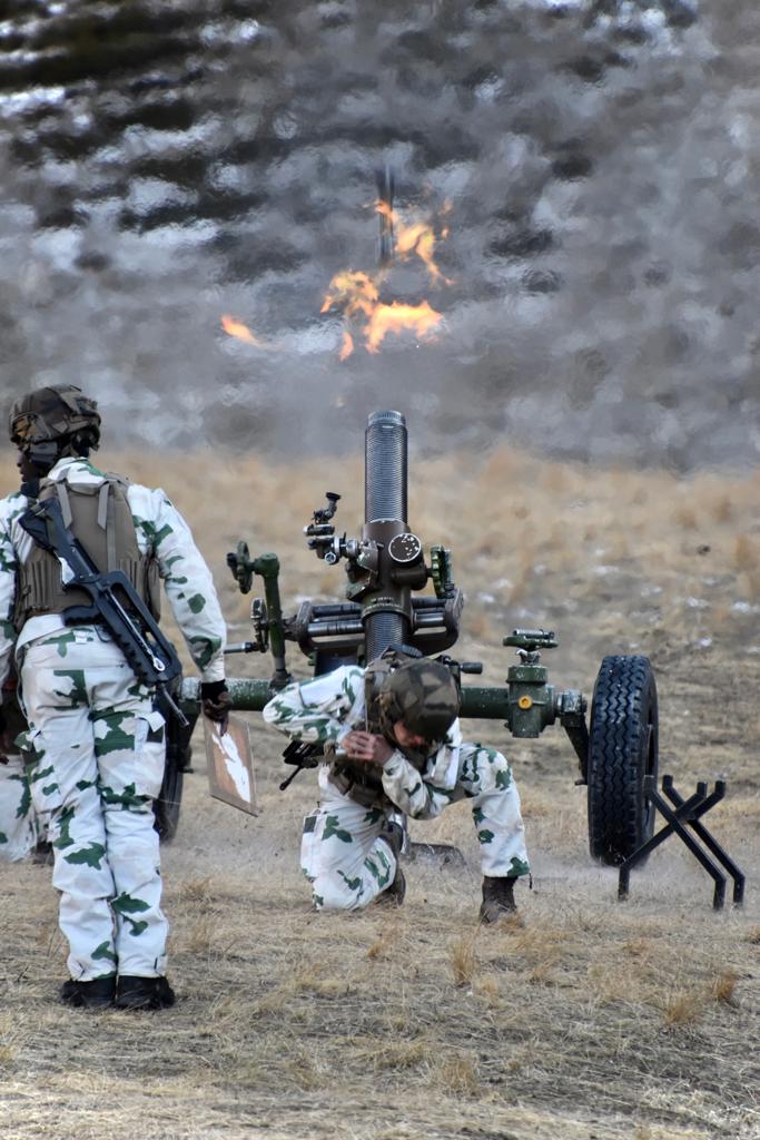 armeedeTerre's tweet image. #Cerces2020 🏔️ Quand les troupes et les blindés opèrent au cœur des massifs, les artilleurs du #93RAM appuient la manœuvre.

Guidés par un observateur, leurs tirs indirects de mortier peuvent frapper une cible à plusieurs km derrière la montagne 🎯💥
#PrépaOps #NotreDéfense