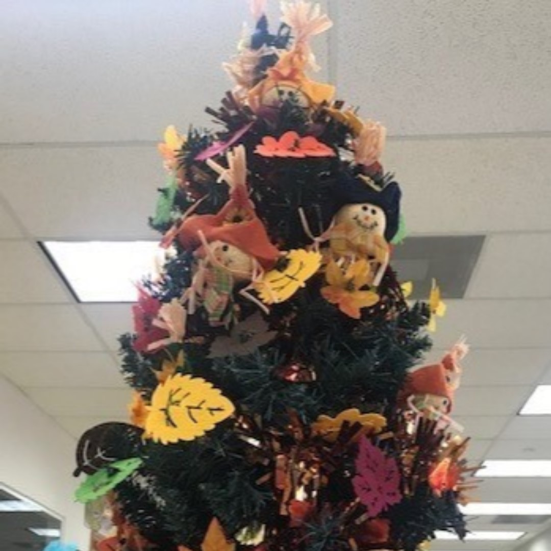 tiregroup's tweet photo. We love our #TGI traditions! No matter the holiday, our tree is always dressed for the occasion.
#HappyThanksgiving from our #TGIFamily to yours!
#TheWinningTeam #SellingHappiness #Since1992
#TireGroupInternational #CosmoTires #AstroTires #Tires #TireLife #Family https://t.co/sLe8j9dg95
