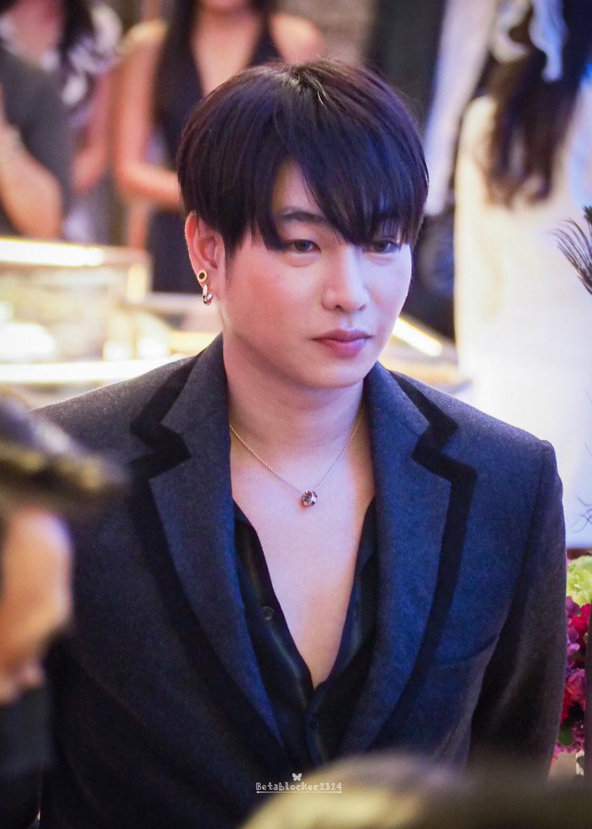 Mewty_Bear's tweet image. แกร๊ ชั้นได้ยินเสียงร้องระงมจากแถวแม่ๆ

"อย่าผัวให้ม๊ากก ระวังจะกำพร้าแมร๊!!"

#BvlgarixPeck 
#MoreThanAWish
#BvlgariThailand
#เป๊กผลิตโชค 
#PeckPaLitChoke