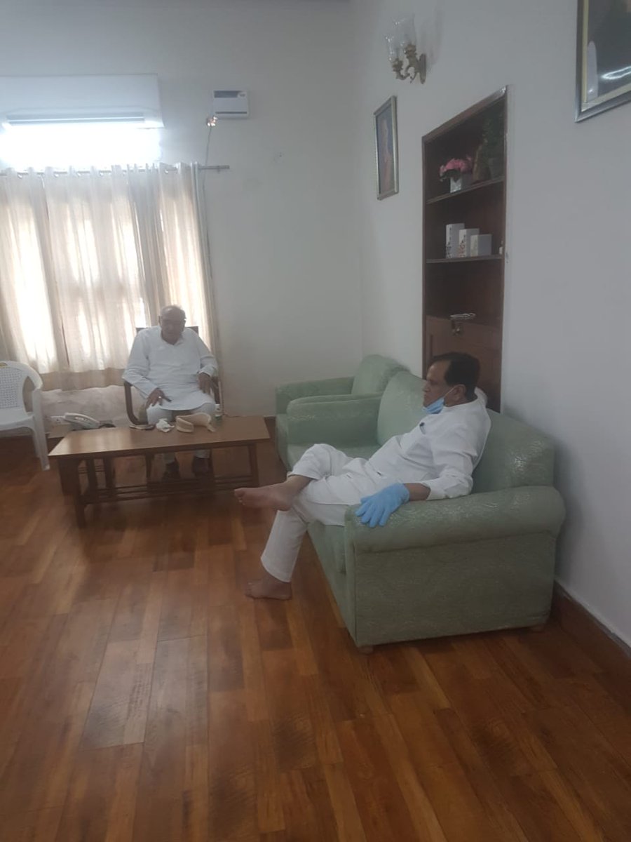 17 सितंबर की वो आखरी मुलाकात जिसमें हमने सभी पुरानी यादें ताजा की, कांग्रेस के प्रति समर्पण और कर्तव्य निष्ठा को कितनी ही बार चाय के प्यालों के साथ हमने साथ जिया। आपकी पसंद के दही बड़े अब मेरे घर आकर कौन खाएगा! अहमद जल्दी चले गए आप, दुखी कर गए आप।।
<a href="/RahulGandhi/">Rahul Gandhi</a> <a href="/INCIndia/">Congress</a>