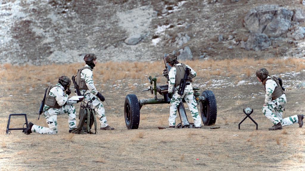 armeedeTerre's tweet image. #Cerces2020 🏔️ Quand les troupes et les blindés opèrent au cœur des massifs, les artilleurs du #93RAM appuient la manœuvre.

Guidés par un observateur, leurs tirs indirects de mortier peuvent frapper une cible à plusieurs km derrière la montagne 🎯💥
#PrépaOps #NotreDéfense