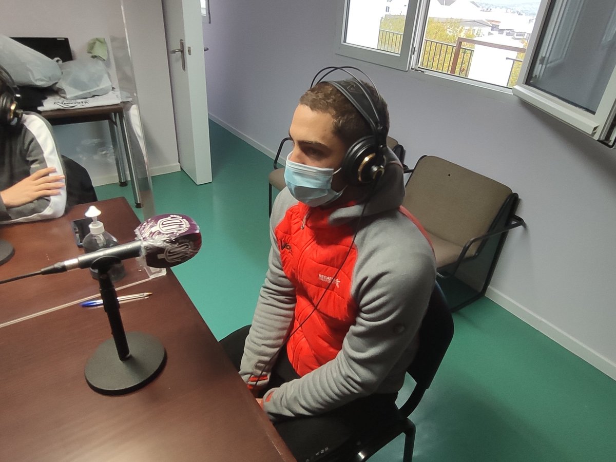 ApagayVamonosFS's tweet photo. 🎙️ @Cala_5 y #PabloBarba, dos de los capitanes del equipo #Sénior, han pasado esta mañana por @OndaMencia para repasar la actualidad del equipo. Puedes escucharlo hoy en #TardesdeRadio y mañana en #MencíaLevanta.
📻 107.6FM
💻 https://t.co/LdgEvFLq1j https://t.co/q8G9ZeFmaZ