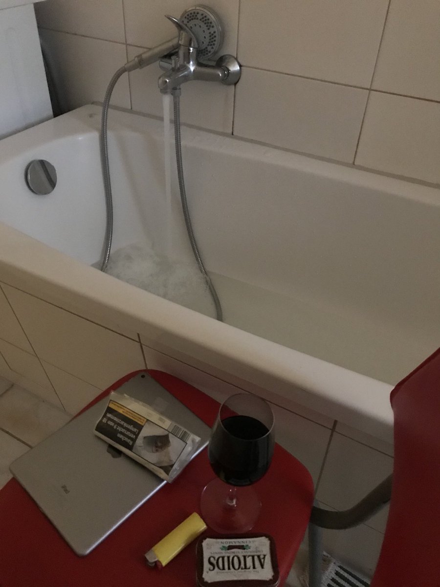 Gerade meine Masterarbeit abgegeben und feiere jetzt genau das rauschende Fest, das ich mir als Abschluss meines Studiums immer gewünscht habe #corona