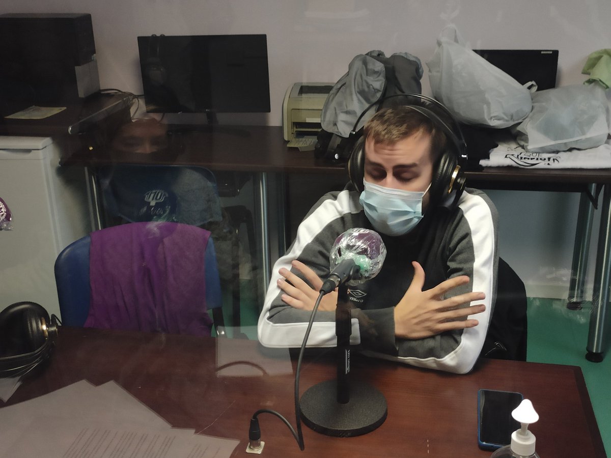 ApagayVamonosFS's tweet photo. 🎙️ @Cala_5 y #PabloBarba, dos de los capitanes del equipo #Sénior, han pasado esta mañana por @OndaMencia para repasar la actualidad del equipo. Puedes escucharlo hoy en #TardesdeRadio y mañana en #MencíaLevanta.
📻 107.6FM
💻 https://t.co/LdgEvFLq1j https://t.co/q8G9ZeFmaZ