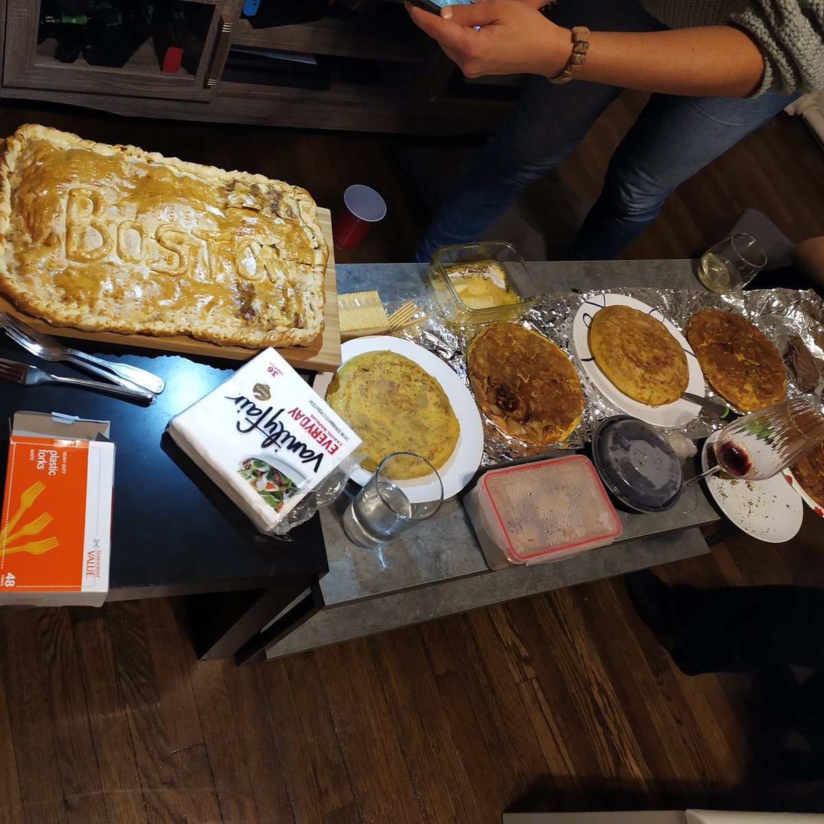 MarianPampillon's tweet photo. Happy thanksgiving! 
Feliz día de acción de gracias 💞
(Hace un añito en Boston, celebrándolo al modo español 🤣. Aunque también hubo celebración 100% yanki 🤤) https://t.co/X0F1ukHVH3