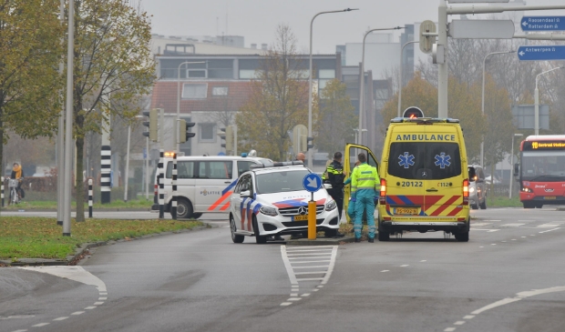 Brandweer rukt uit voor mogelijke brand, toegesnelde politie rijdt paal uit de grond - ..