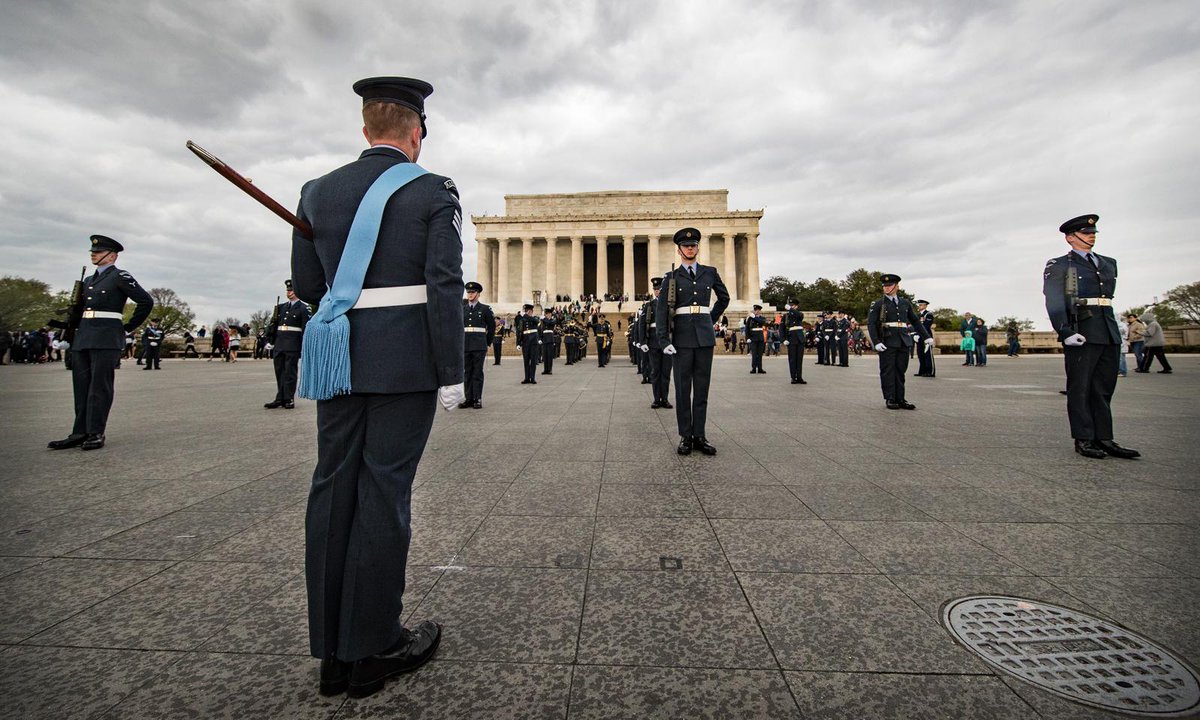 kingscolour_sqn's tweet photo. Happy Thanksgiving from everyone at the Queen’s Colour Squadron. The Sqn lasted visited The United States of America 🇺🇸 in 2018 on a ceremonial trip to Washington D.C.
.
.
#thanksgiving #raf #usa #washingtondc #overseas #trip #military #qcs https://t.co/skL4nEIFEL