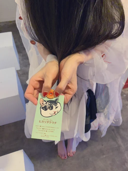 気になっていたアーティスト、楢崎くるみさんの個展へ兵庫は加古川まで行ってきました。
名刺をお渡ししたら、赤い糸で装飾が施された5円玉をいただくという新しいスタイルの名刺交換…

綺麗な方でしたので、さまざまなポーズをとっていただき、描かせていただきました。

とっても楽しかったです 