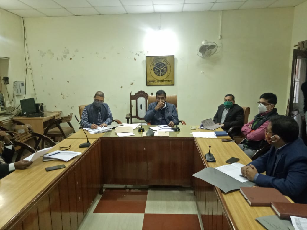 MuzaffarnagarE's tweet photo. Commercial tax department ke deputy commissioners  ke saath tax  collection ke sambandh mein meeting ki gayi. https://t.co/kcxgAOjevQ