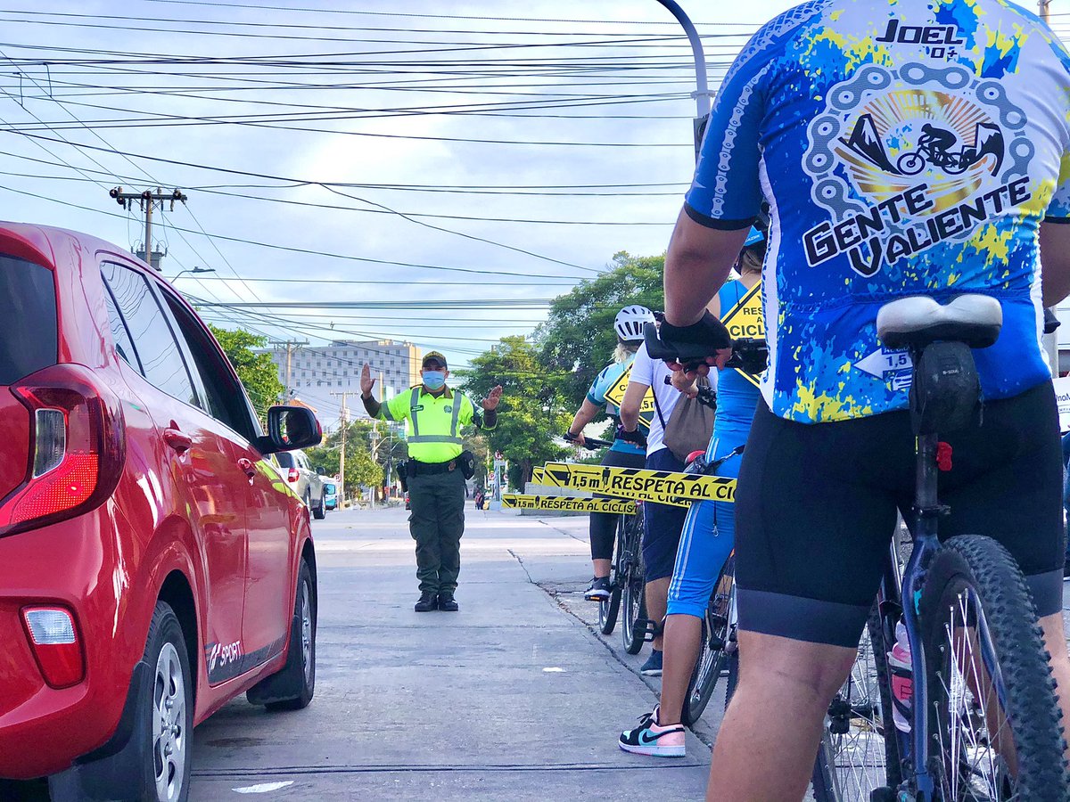 TransitoBaq's tweet photo. ¡Entre todos nos cuidamos!  En conjunto con @BiciRedCO y @TransitoPolicia invitamos a los conductores a tener una distancia de 1,5 metros si ven a un ciclista . 🚴🏽‍♂️🚴🏻‍♀️

¡Por la seguridad de todos en la vía protege y respeta a los ciclistas! https://t.co/nNMLTVyXaD