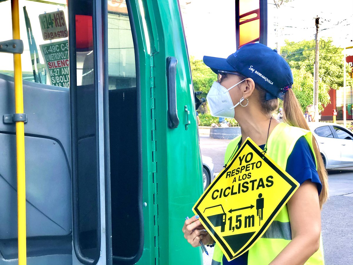 TransitoBaq's tweet photo. ¡Entre todos nos cuidamos!  En conjunto con @BiciRedCO y @TransitoPolicia invitamos a los conductores a tener una distancia de 1,5 metros si ven a un ciclista . 🚴🏽‍♂️🚴🏻‍♀️

¡Por la seguridad de todos en la vía protege y respeta a los ciclistas! https://t.co/nNMLTVyXaD